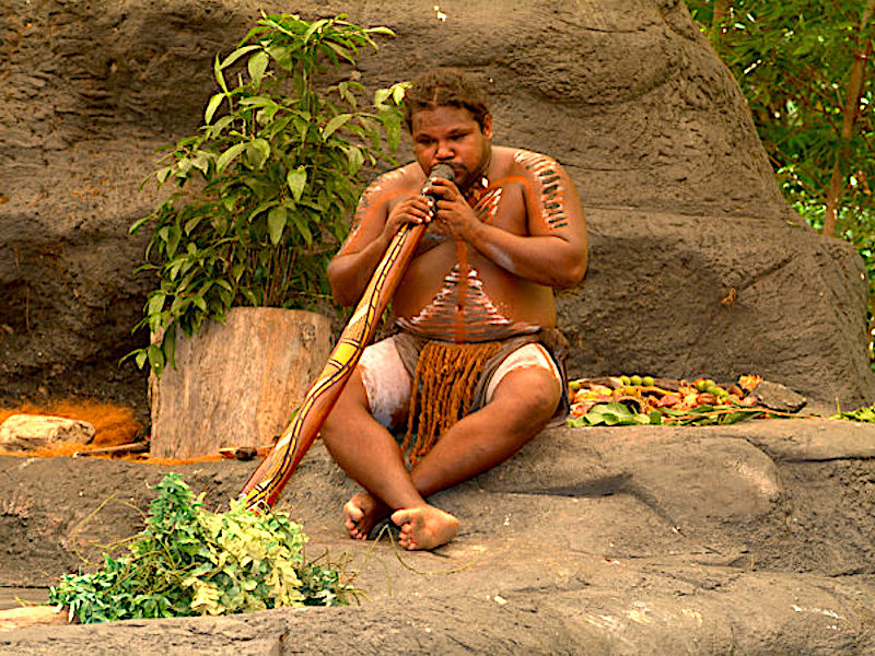 Aborigine playing a aidgeridoo